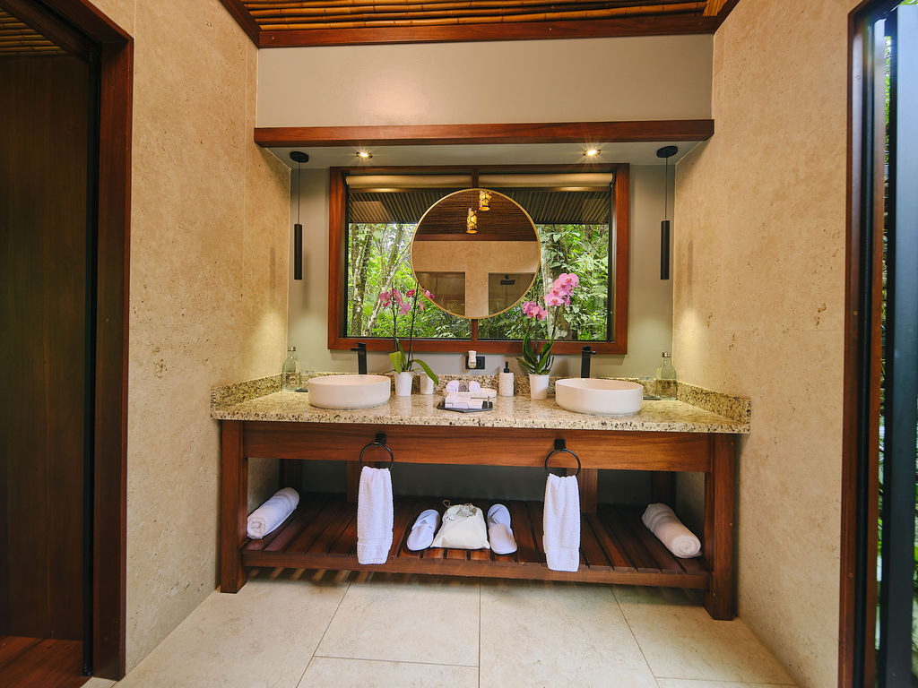 Double vanity with a round mirror in the Bungalow Deluxe King Waterfall